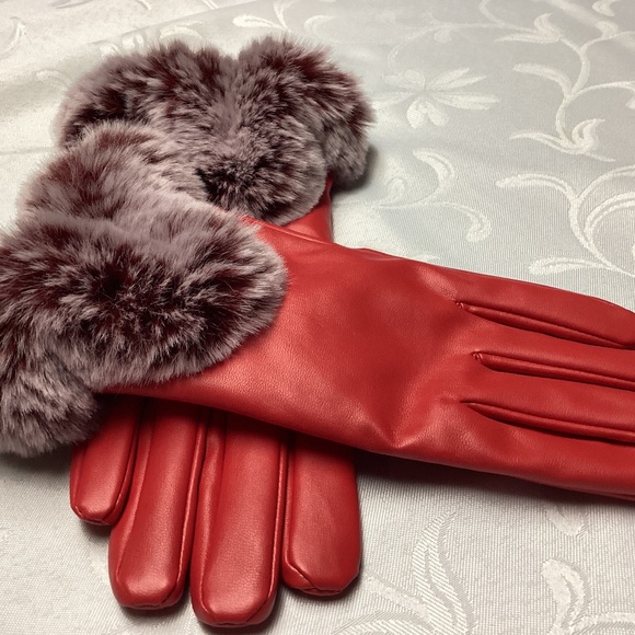 RED GLOVES UNIQUE FUR TOO MEDIUM. MUST SEE ❣️ - Picture 1 of 10